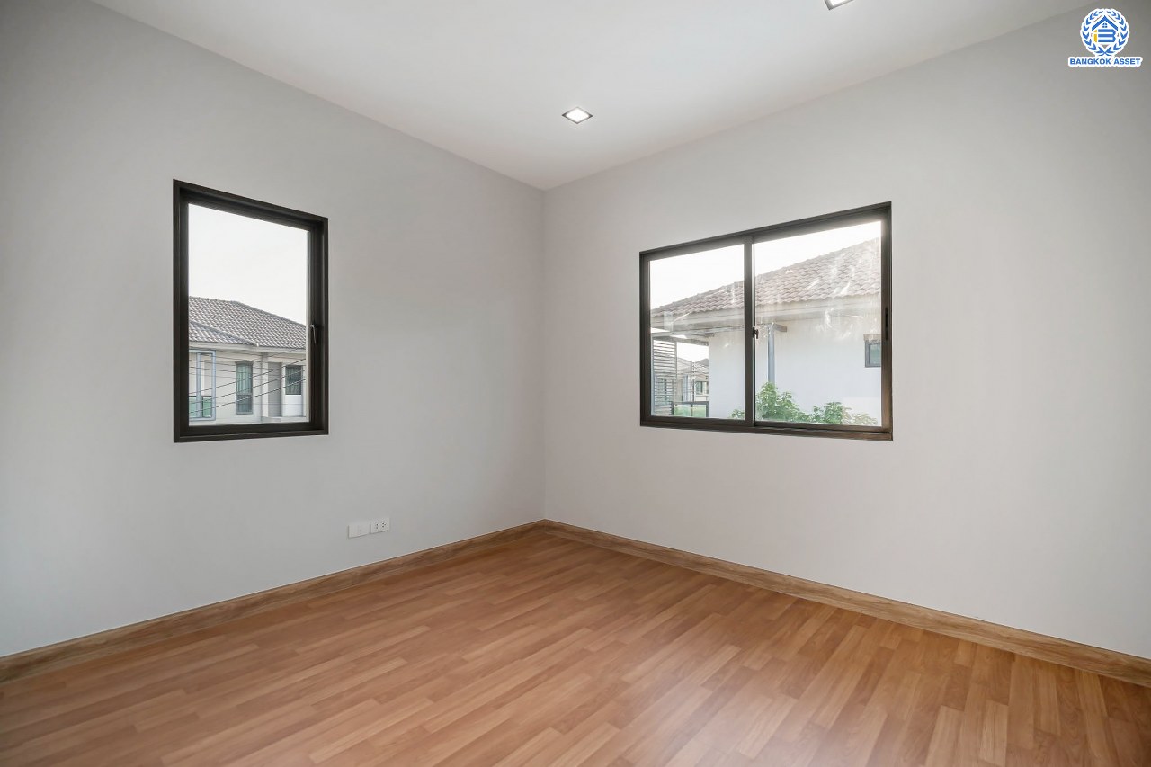 บ้านมือสองตกแต่งใหม่ โครงการ สราญสิริ ติวานนท์-แจ้งวัฒนะ1 หลังมุม เนื้อที่ 59.2 ตร.ว. ดีไซน์ตอบทุกไลฟ์สไตล์ ฟังก์ชัน 3 ห้องนอน 3 ห้องน้ำ จอดรถได้ 2 คัน Living ชั้นบนกว้างขวาง บนทำเลติดถนนใหญ่ เชื่อมต่อทุกเส้นทาง ใกล้จุดขึ้นทางด่วน "ศรีสมาน"